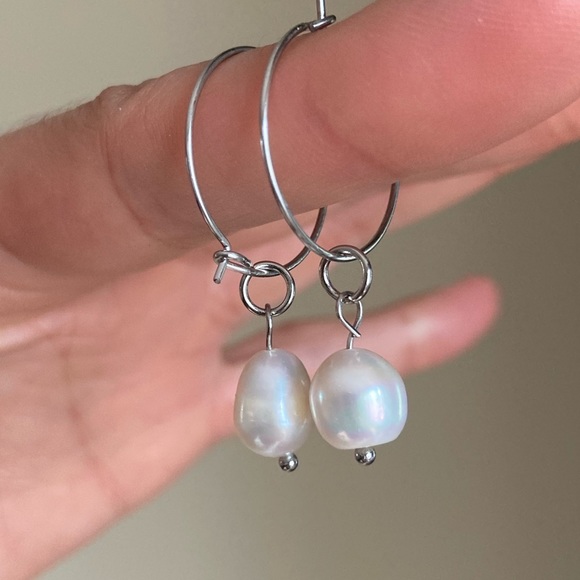 Handmade pearl hoop earrings - Picture 4 of 5